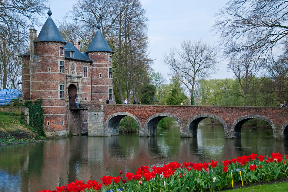 One of the beautiful architectural features of the Groot-Bijgaarden castle is this beautiful five-arched bridge over the mote. This is the only way into the grounds.